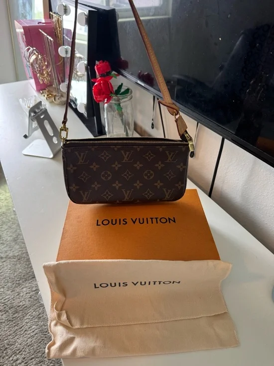 Louis Vuitton Pochette Accessoires Monogram Canvas in Brown and Natural Vachetta - Picture 5 of 9